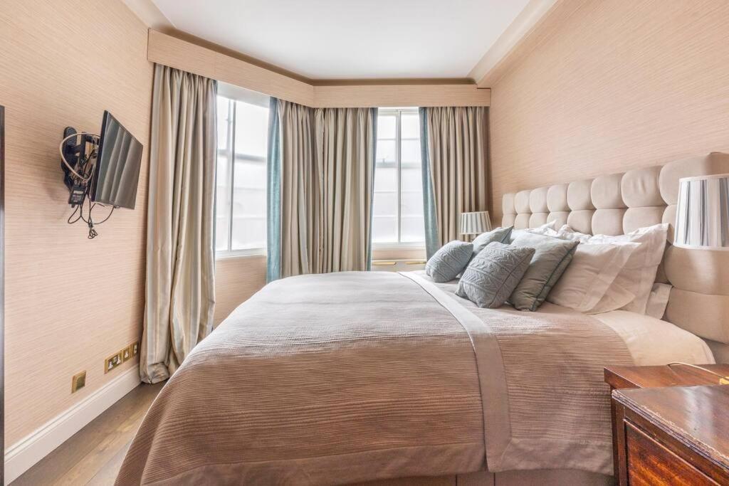 Luxurious Warm Of 70m2 On Sloane Street Londra