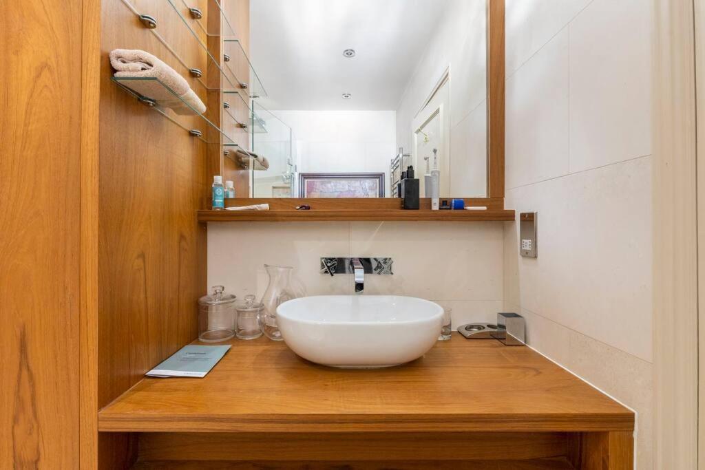Luxurious Warm Of 70m2 On Sloane Street Londra